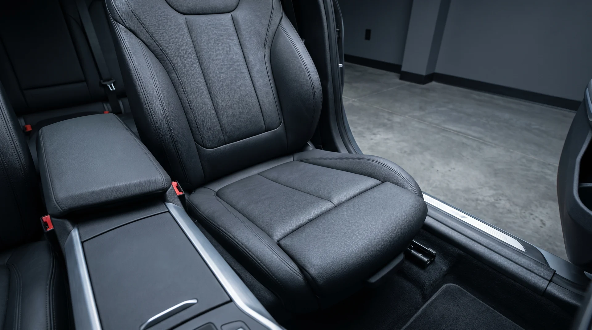 Švarios BMW odinės sėdynės iliustracija